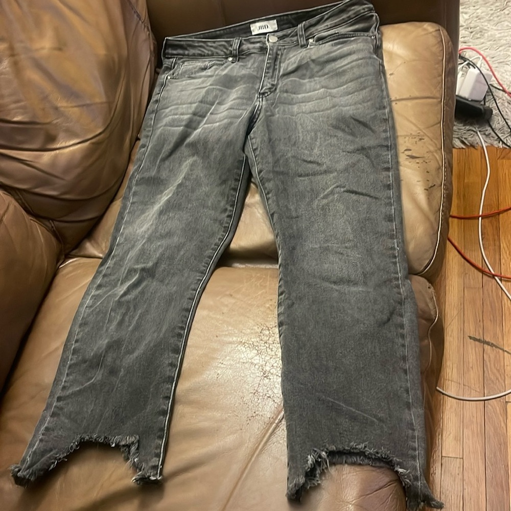 Black cropped jeans